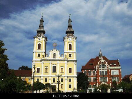 Miskolc - Heroes square - Church and High School-stock-foto