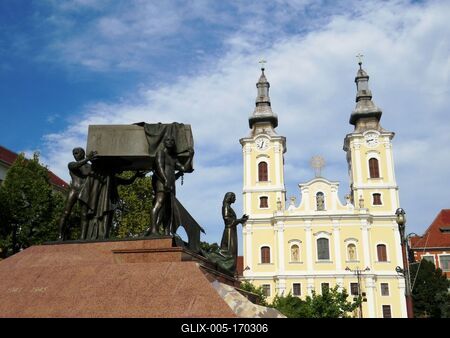 Miskolc - Heroes' monument - Minorita Church-stock-foto