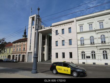 City Hll and taxi - Miskolc - Hungary-stock-foto