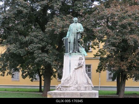 Statue of Hungarian Politician Deák Ferenc in Miskolc-stock-foto