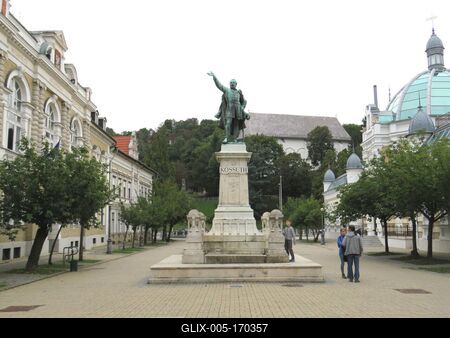 Miskolc - Erzsébet square - Statue of Kossuth Lajos-stock-foto