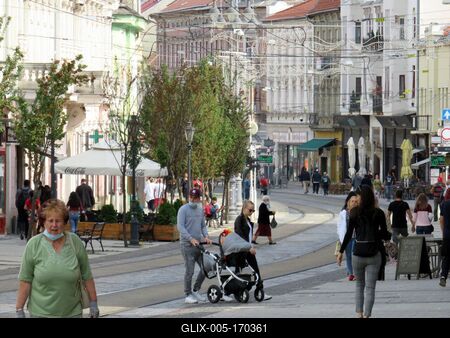 Miskolc - Downtown - People on Széchenyi street-stock-foto