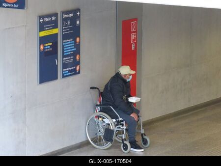 Disabled homeless barking in a subway in Budapest-stock-foto