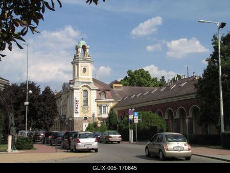 Szolnok, 2016. szeptember 3.A Verseghy park és a Tisza szálló és gyógyfürdõ tornyos épülete. Az épület 1928-ban készült Hegedûs Ármin tervei szerint.-stock-foto