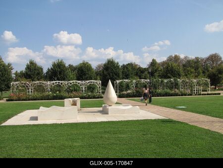 Szolnok, 2016. szeptember 3.A Verseghy park a Béres kút szoborcsoporttal. A kút Béres Józsefnek, a Béres-csepp feltalálójának állít emléket. Miklya Gábor 2012-ben készült alkotása.-stock-foto