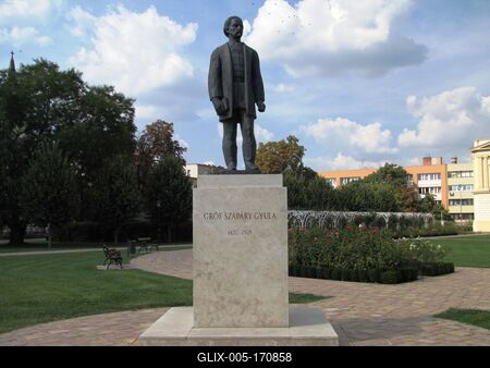 Szolnok, 2016. szeptember 3.Gróf Szapáry Gyula (1832-1905) fõispán szobra a Verseghy parkban. Simon Ferenc 2013-ban készült alkotása. (A Borbereki Kovács Zoltán által 1940-ben alkotott eredeti szobor a II. világháborúban elpusztult.)-stock-foto