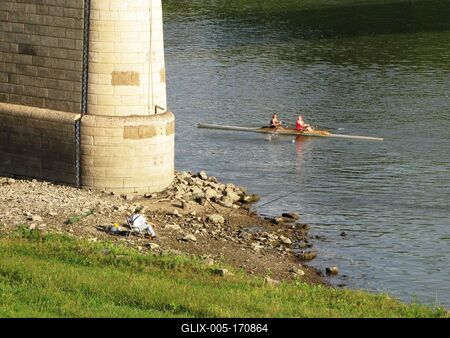 Szolnok, 2016. szeptember 3.Horgász és evezõsök a szolnoki Tisza-híd lábánál.-stock-foto
