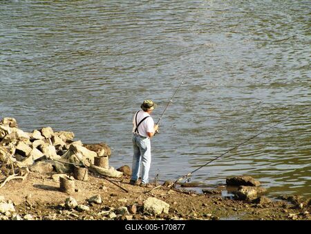 Szolnok, 2016. szeptember 3.Horgász a Tiszánál, Szolnokon.-stock-foto
