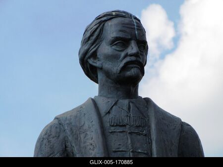 Szolnok, 2016. szeptember 3.Gróf Szapáry Gyula (1832-1905) fõispán szobra a Verseghy parkban. Simon Ferenc 2013-ban készült alkotása. (A Borbereki Kovács Zoltán által 1940-ben alkotott eredeti szobor a II. világháborúban elpusztult.)-stock-foto