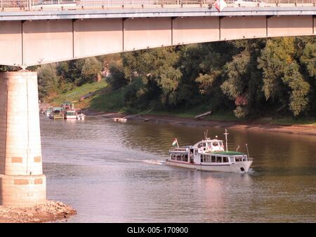 Szolnok, 2016. szeptember 3.Vízibusz a Tiszán a szolnoki Tisza-híd alatt.-stock-foto