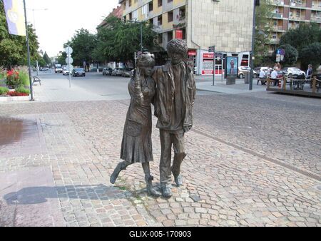 Szolnok, 2016. szeptember 3.A Sétáló ifjú pár szobor. A Kossuth-tér, Szolnok fõterének egyik zsánerszobra. Kligl Sándor alkotása 2008-ból.-stock-foto