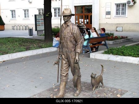 Szolnok, 2016. szeptember 3.A Horgász cicával szobor, a Kossuth tér, Szolnok fõterének egyik zsánerszobra. Kligl Sándor alkotása 2013-ból.-stock-foto