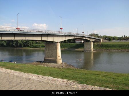 Szolnok, 2016. szeptember 3.A  szolnoki Tisza-híd alatta egy kajakozóval.-stock-foto