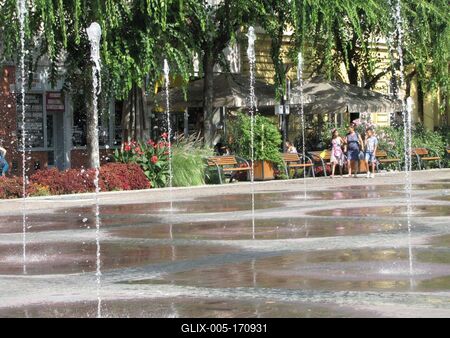 Szolnok, 2016. szeptember 3.A Kossuth-tér, Szolnok fõterének szökõkútjai és sétálók.-stock-foto
