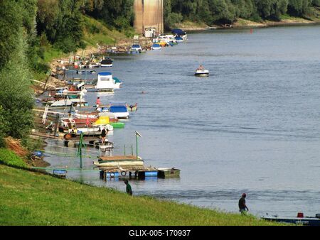 Szolnok, 2016. szeptember 3.Csónakok és stégek a Tiszán, Szolnoknál.-stock-foto