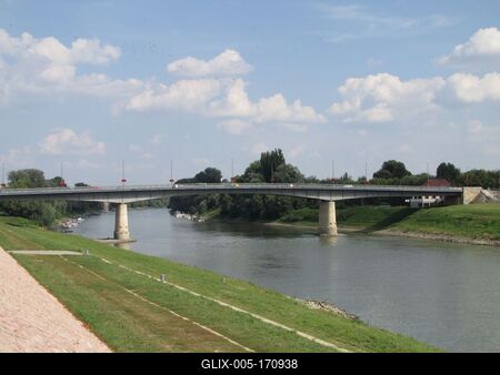 Szolnok, 2016. szeptember 3.A Tisza és a szolnoki Tisza-híd.-stock-foto