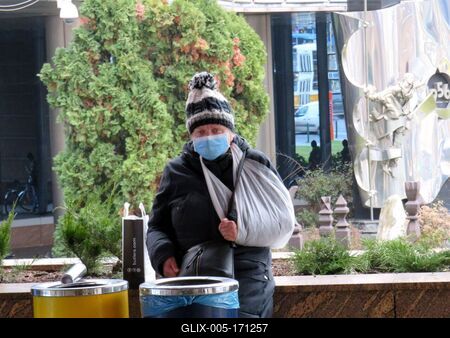 Woman in Coronavirus Mask with broken arm - Budapest-stock-foto