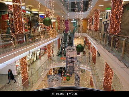 Coronaviral Christmas - Extinct shopping center - Budapest-stock-foto