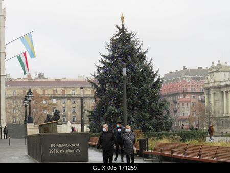 Christmas tree in Budapest - Coronaviral masks-stock-foto