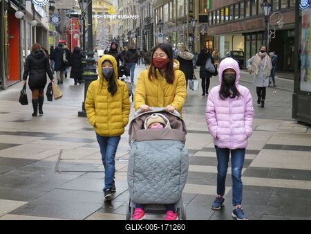 Mother and children with Masks - Budapest - Christmas-stock-foto