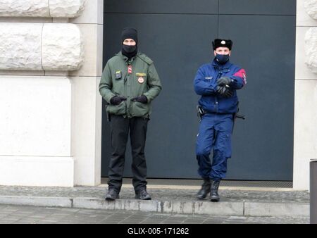 Coronavirus - Mask - Police officer - Guard-stock-foto