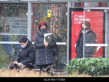 People wearing masks at a bus stop - Budapest-stock-foto