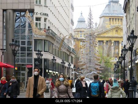 Coronaviral Christmas in Budapest - Masks and Chriastmas Tree-stock-foto
