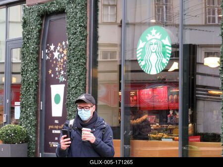 Man in Coronavirus Mask - Coffee - Cell Phone-stock-foto