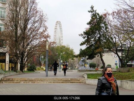 Lady in Mask - Coronavirus - Big Wheel - Budapest-stock-foto