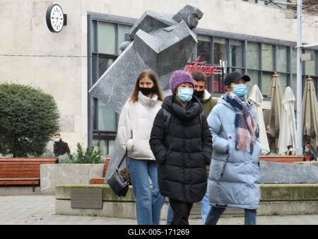 People in Masks - Coronavirus - Budapest - Christmas-stock-foto