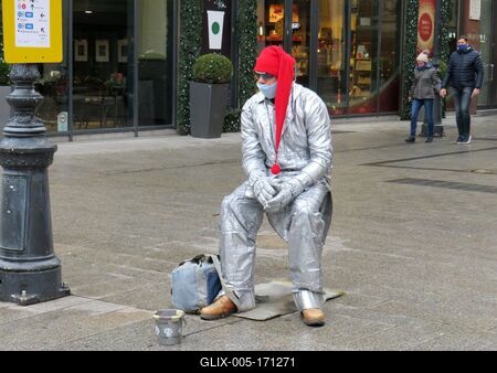 Street stuntman wioth Mask against Coronavirus-stock-foto