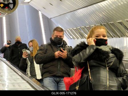 People min masks on the Subway escalator - Budapest-stock-foto