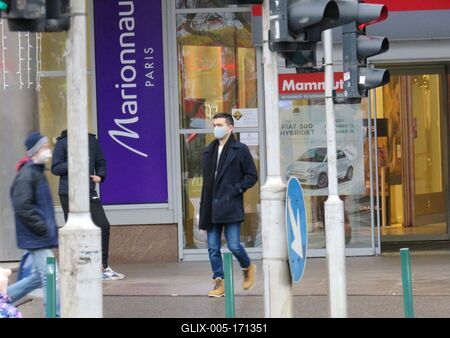 Covid 19 - People in mask - Budapest - Mammut-stock-foto