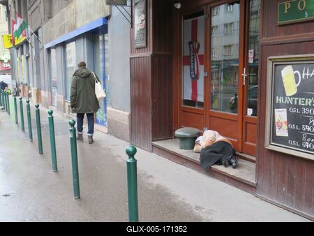 Homeless Woman sleeping - Budapest-stock-foto