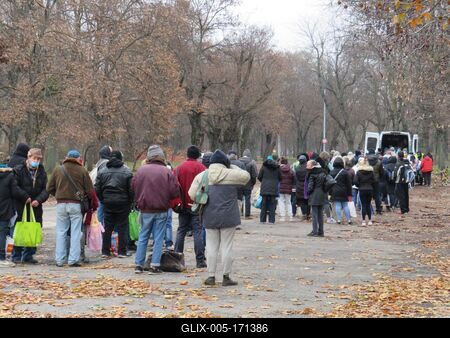 Homeless people waiting for food distribution in Népliget-stock-foto