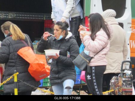 Kitchen of Poors - Women eating freely distributed food-stock-foto