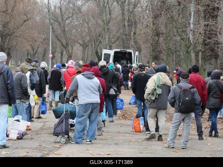 Homeless people waiting for food distribution - Budapest-stock-foto