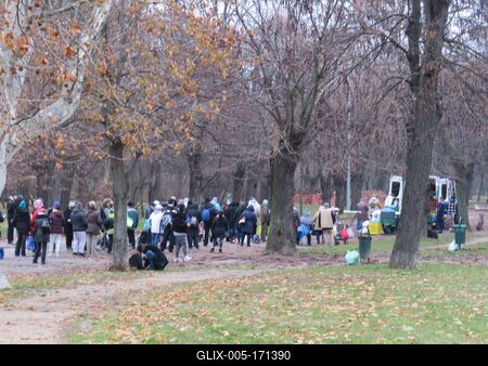 Homeless people waiting for food distribution - Budapest-stock-foto