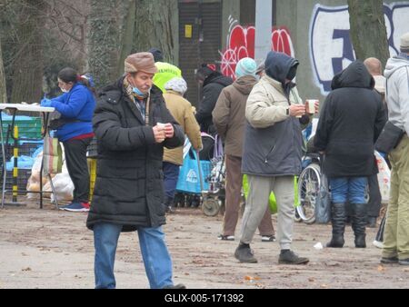 Food distribution for People in need - Hot tea-stock-foto