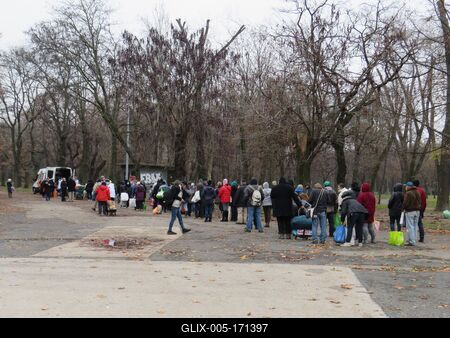 Homeless pőeople in line waiting for food distribution - Hungary-stock-foto