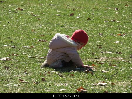 Spring in Budapest - Cihild playing on the lawn in Margaret Island-stock-foto