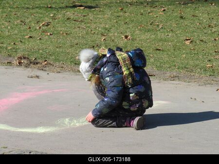 Cild draws with chalk - Spring in Budapest-stock-foto