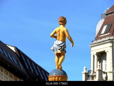 Statue figure - Zsolnay Fountain - Budapest-stock-foto