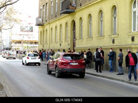 People waiting for vaccination - Budapest - Covid-stock-foto