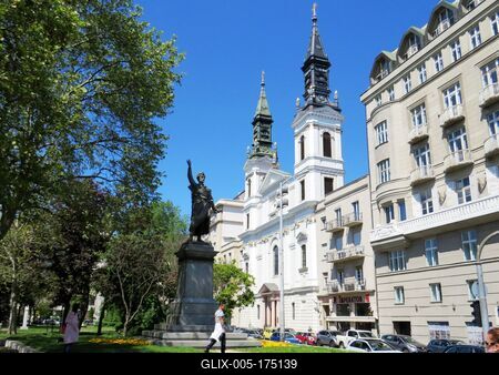 Petőfi Square - Budapest - Statue and Ortodox Church-stock-foto