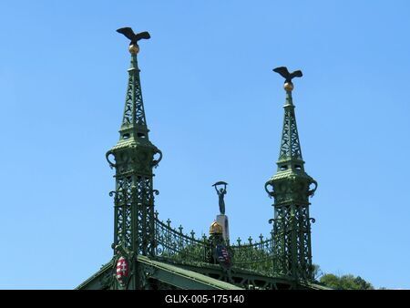 Liberty Statue - Budapest - Eagles of Freedom bridge-stock-foto