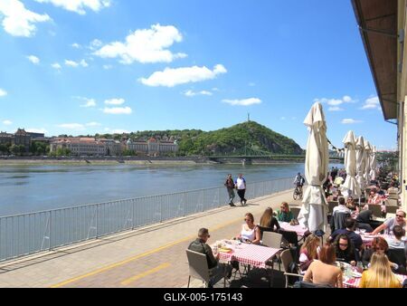 After the Coronavirus quarantine - People in a Restaurant-stock-foto