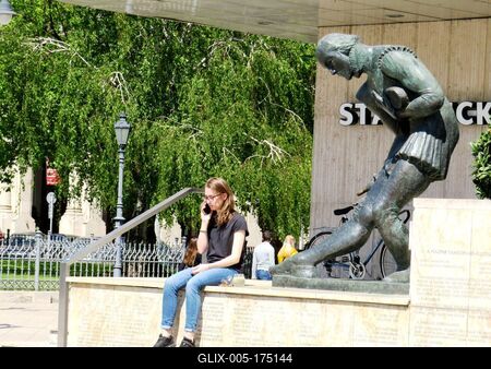 Young Lady at the foot of Shakespeare statue - Budapest-stock-foto