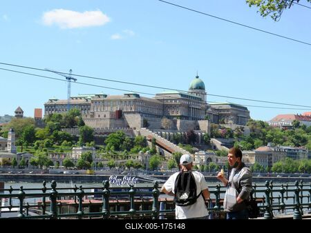 After Coronavirus Lockdown - Men talkingf at Danube Bank-stock-foto
