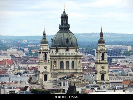 Towers of Budapest Cathedral - St. Stephan-stock-foto